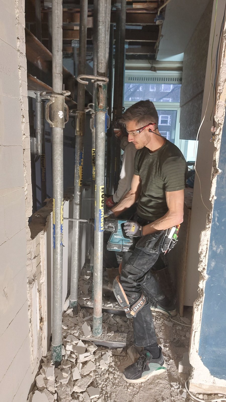 Vakman bezig met sloopwerk tijdens een verbouwing